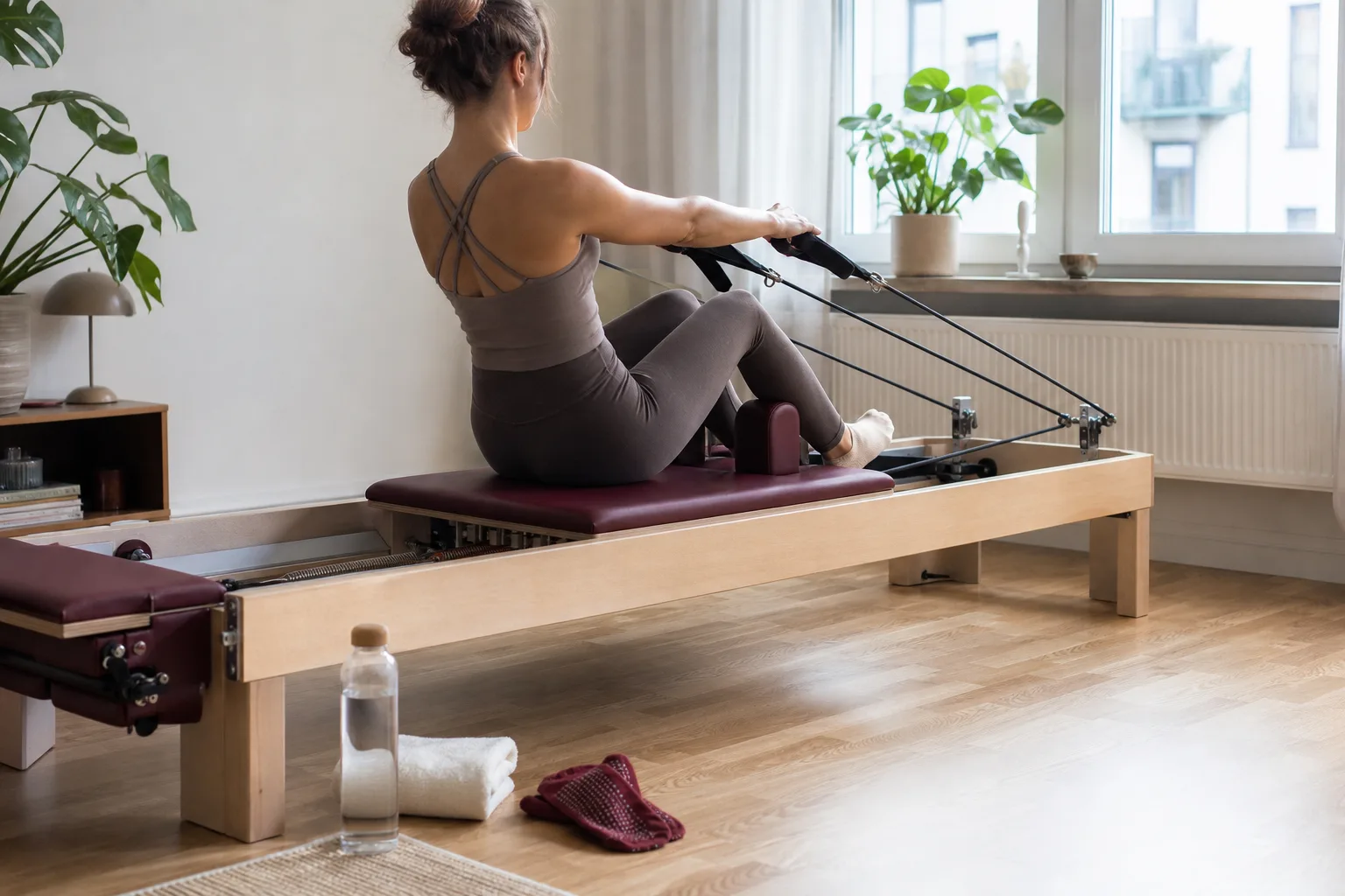 Plats för en reformer och rörelser runt maskinen i ett träningsrum hemma