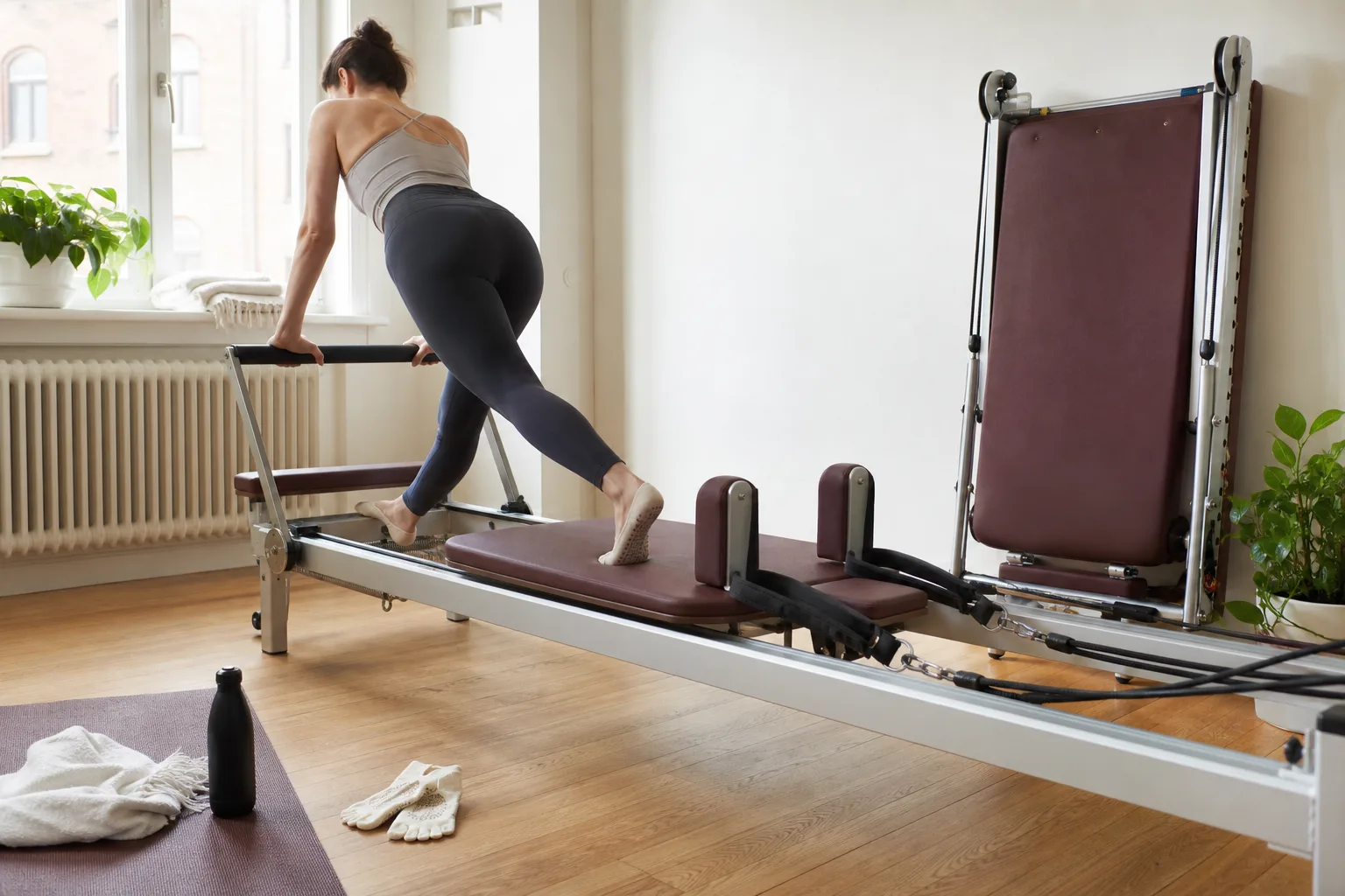 Plats för en reformer och rörelser runt maskinen i ett träningsrum hemma