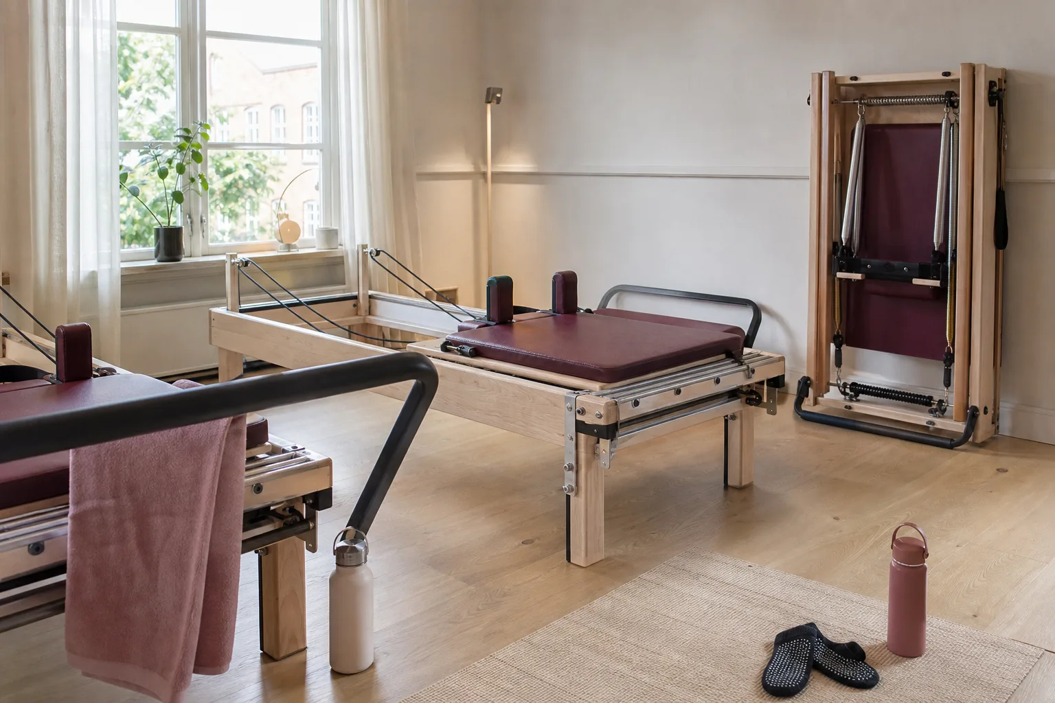 En reformervagn och fotstång redo för ett första studiopass